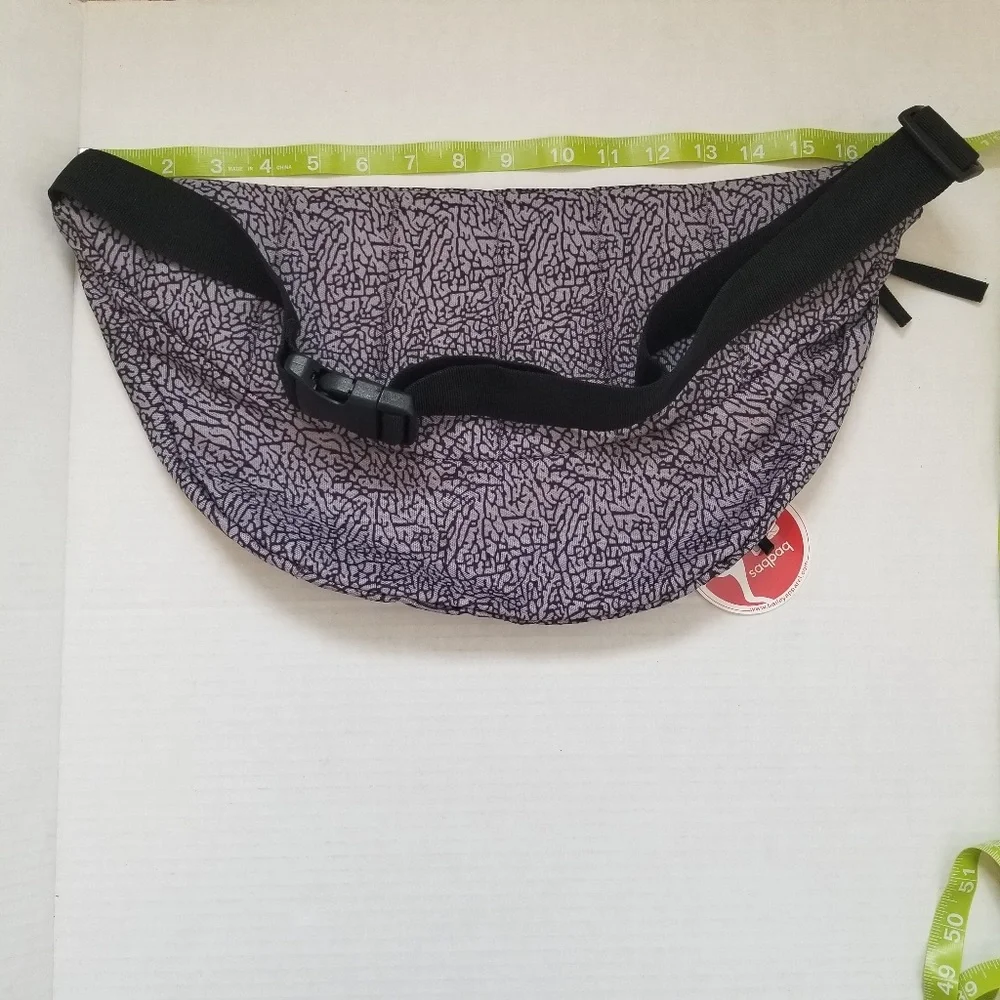 Saqpaq fannypack diamond bull red black white